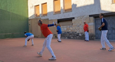 Más de 40 años después, una vieja pelota vuelve a botar en Pinilla de Jadraque