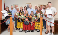 Pareja abre sus fiestas homenajeando a quienes protegen sus montes