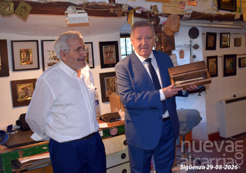 Juan Garrido recibe la 'maceta de cincelador' de manos de Canfranc
