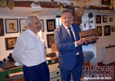 Juan Garrido recibe la 'maceta de cincelador' de manos de Canfranc