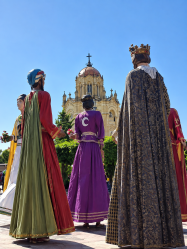 Los Gigantes y Cabezudos vuelven a tomar las calles de Guadalajara por las fiestas 