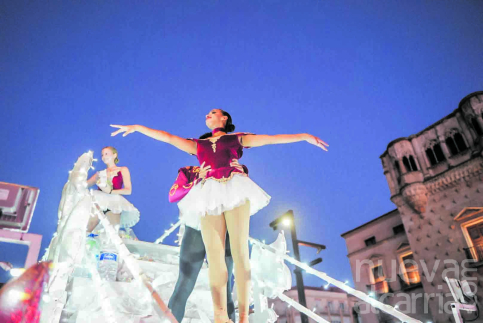 Guadalajara rinde homenaje a las bellas artes en un luminoso desfile de carrozas 