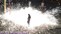 Mondéjar vibra con la pólvora y la tradición en su tradicional noche de toros de fuego y correpiés