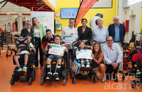 Fundación Pequeños Pasos entrega cuatro nuevas becas de tratamiento a familias de Fundación NIPACE