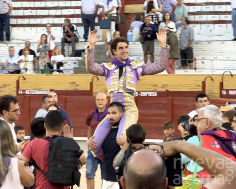 Víctor Hernández gana el pulso a las figuras: tres orejas y primera puerta grande en Guadalajara