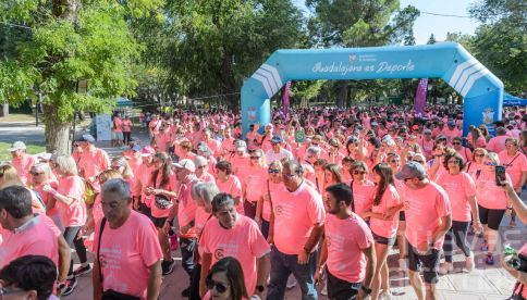 Más de 1.200 personas tiñen Guadalajara de rosa en la XII Marcha Contra el Cáncer