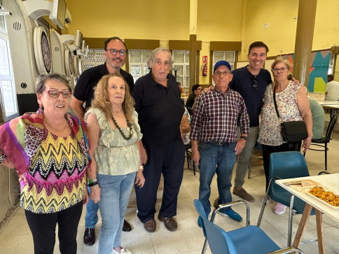 Cerca de 200 vecinos despiden el verano en la tradicional paella de la Asociación de Vecinos y Hogar del Jubilado Castilla