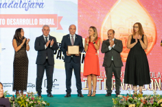 La Feria Apícola de Pastrana recibe la Placa al Mérito de la Provincia por su contribución al desarrollo rural