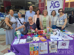 AFAGU sensibiliza sobre el Alzheimer con una mesa informativa en el mercadillo semanal