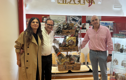 Luis Palacios recibe la cesta del Vermú Solidario de Nipace y conoce de cerca la labor de la Fundación