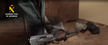 Tres toneladas de cocaína, cuatro  kalashnikov, 28.000 euros y ocho detenidos en una casa rural de Guadalajara