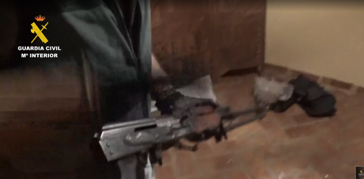 Tres toneladas de cocaína, cuatro  kalashnikov ,28.000 euros y ocho detenidos en una casa rural de Guadalajara