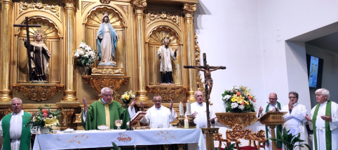 Homenaje al sacerdote Félix Ramiro en la parroquia de San Juan de la Cruz