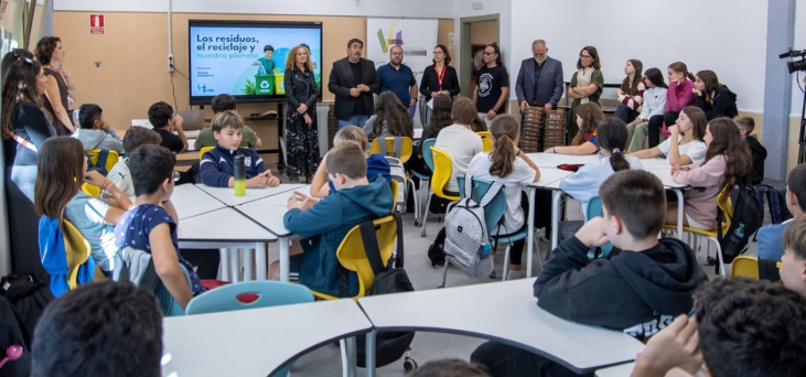 Una manzana consumida y depositada en el contenedor equivocado despierta el interés por el reciclaje en el IES Alejo Vera