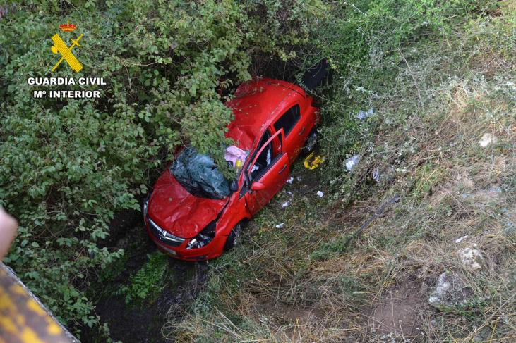 La Guardia Civil rescata a dos jóvenes atrapadas en un coche tras caer al río Badiel