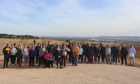 Casi un centenar de andarines se sumaron a la Marcha Senderista Saludable organizada por el Ayuntamiento