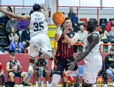 El BAZU estrena su casillero de victorias ante su afición