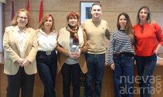 Cabanillas rinde homenaje a Mabel Cendejas, por sus 25 años al frente del Club de Lectura en Castellano de la Biblioteca